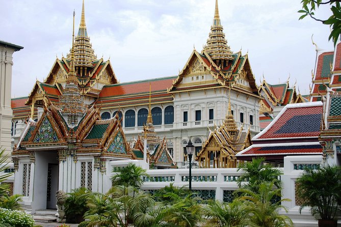 Grand Palace Glory and Emerald Buddha : Half-Day Tour in Bangkok - Shared tour or private guide?
