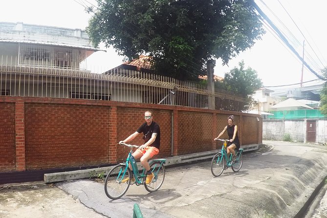Half-Day Bangkok Bike Tour Including Lunch - A short pause at Bangkok Yai Park