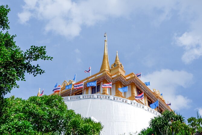 Half Day Bangkok Food and Sightseeing Tour - A proper Thai meal at Krua Apsorn at Dinso