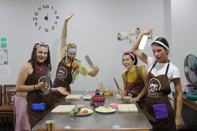 Half Day Evening Cooking Class with Market Tour in Chiang Mai - Choosing your menu and meeting the instructors