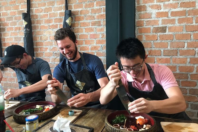 Hands on Thai Cooking Class and Market Tour - The teaching style and group size