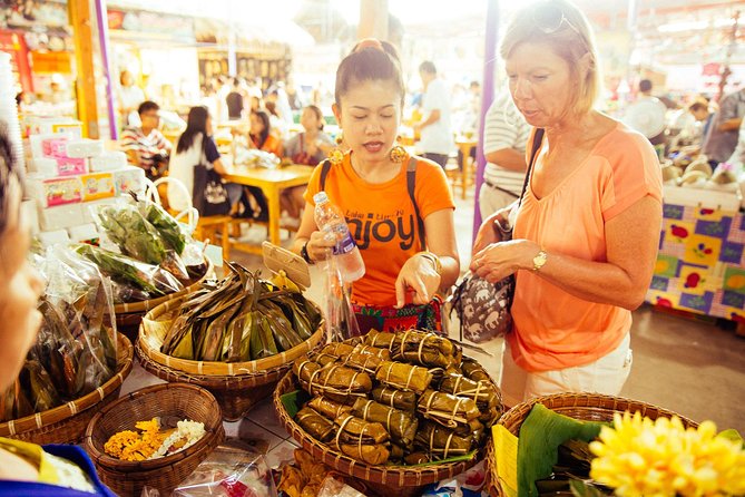Highlights & Hidden Gems With Locals: Best of Bangkok Private Tour - Seeing Bangkok through the flower market