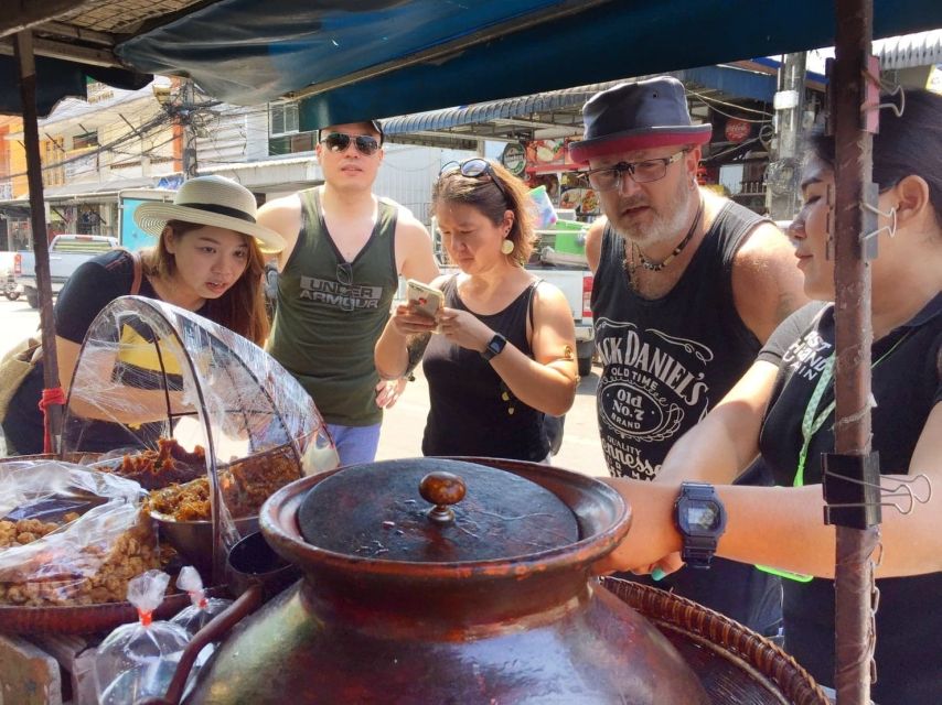 Hua Hin: Eat Like a Local Thai Food Tour - Learning to taste and season Thai noodle soup