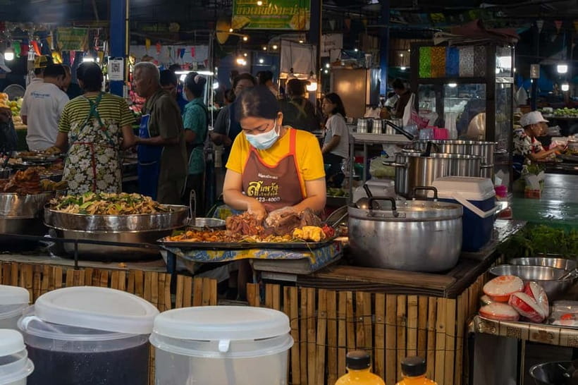 Hua Hin: Local Food Nighttime Guided Tour - The first restaurant: central and northern Thai flavors