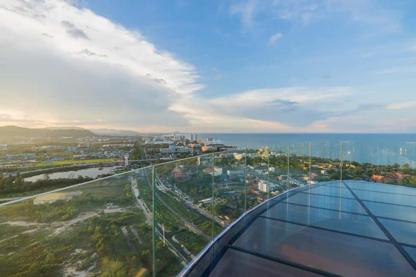 Hua Hin: Vana Nava Sky Bar Rooftop at Holiday Inn - A smart setting for a special evening