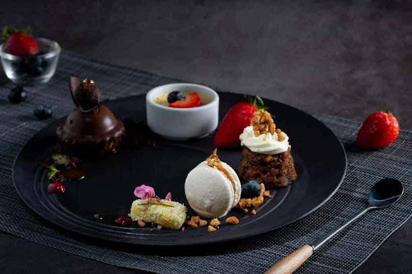 Hua Hin: Vana Nava Sky Bar Rooftop at Holiday Inn - Food, drinks, and the sharing sets