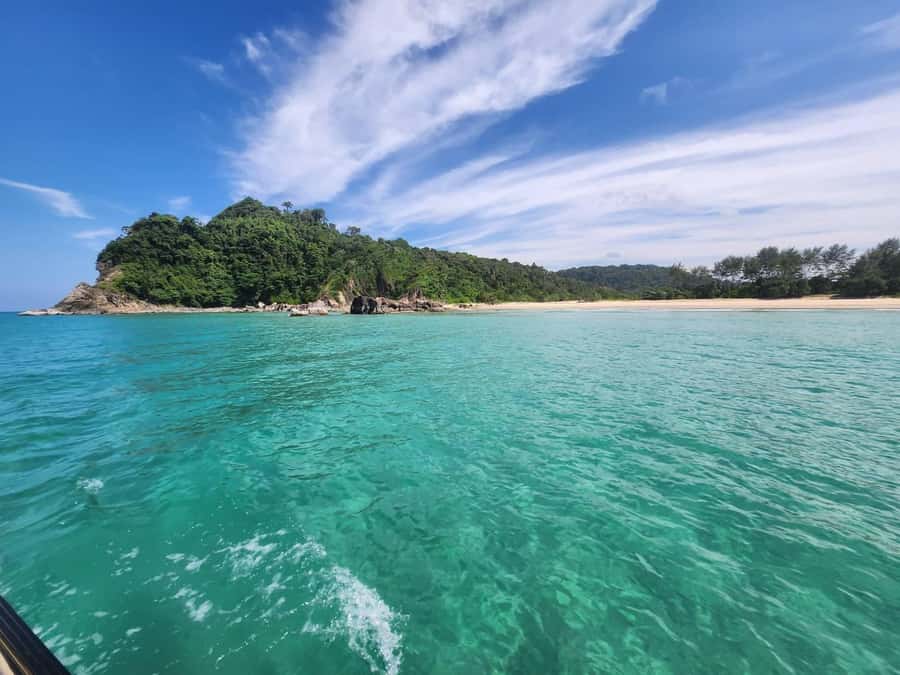 Khao Lak: Khao Na Yak Sightseeing & Snorkeling Small Group - Boarding the pontoon speedboat