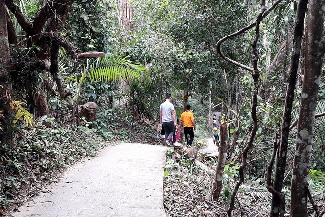 Khao Yai National Park Hiking Day Tour: Haew Narok and Haew Suwat - What the guide adds to the experience