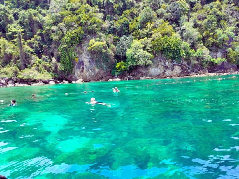 Ko Lanta: 4 Islands Snorkeling Tour by Longtail Boat - Koh Ngai, lunch on a white-sand beach