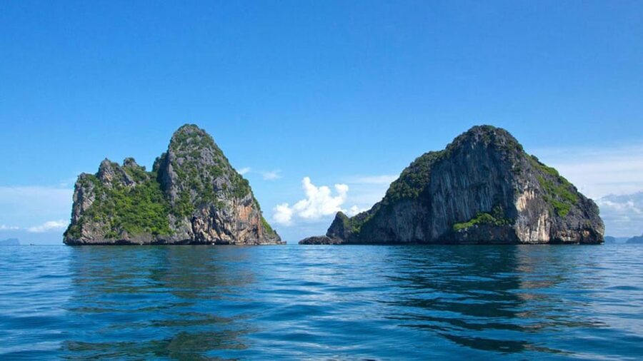 Ko Lanta: Emerald Cave and 4 Islands Tour by Longtail Boat - Longtail boat comfort and weather concerns