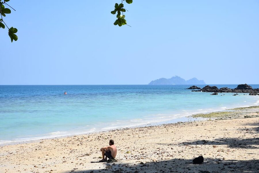 Koh Lanta: 4 Islands and Emerald Cave Tour by Longtail Boat - Koh Maa: fish, water, and giant bats