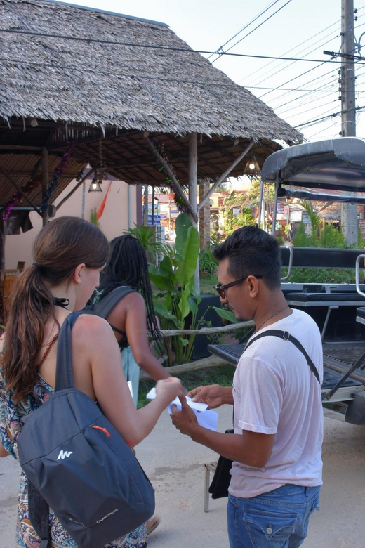 Koh Lanta: 4 Islands and Emerald Cave Tour by Longtail Boat - Koh Chueak: caves, cliffs, and the first swim