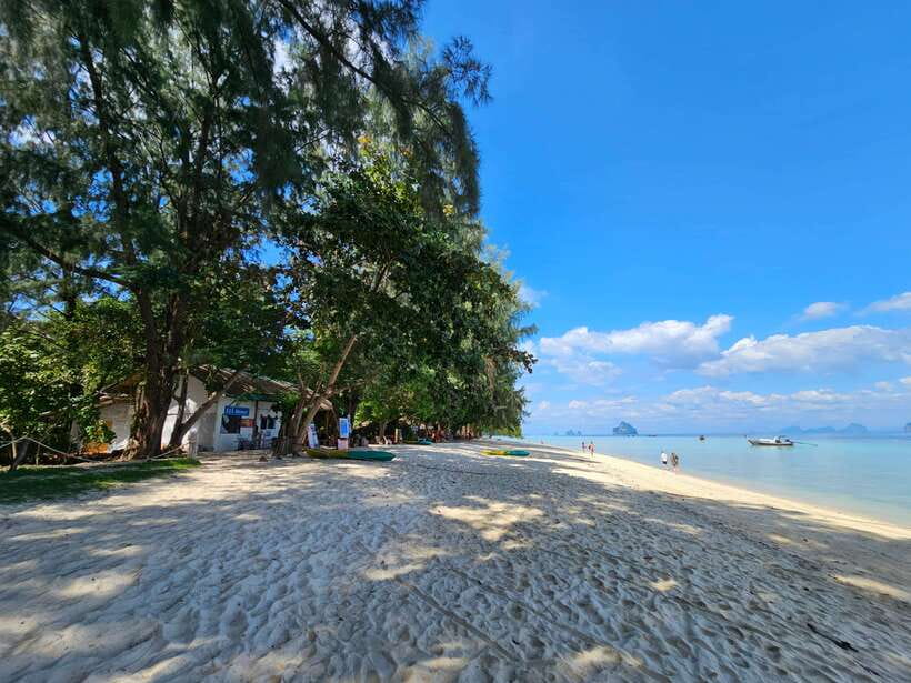 Koh Lanta: 4 Islands Tour by Speedboat with Snorkeling - Koh Mook and the 80-meter Emerald Cave