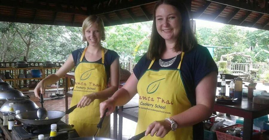 Koh Lanta: Evening Course at Lanta Thai Cookery School - From hotel pickup to the teak house