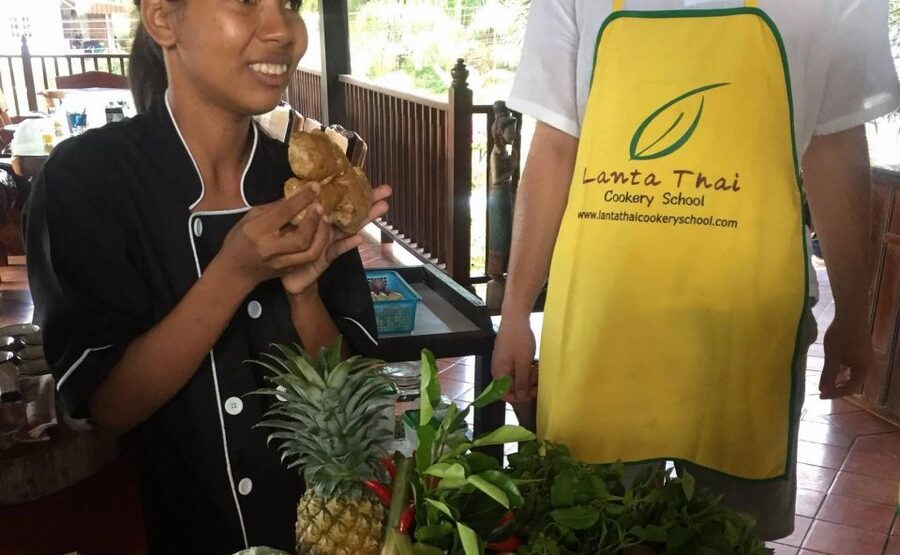 Koh Lanta: Evening Course at Lanta Thai Cookery School - Friendly teachers and a relaxed evening mood