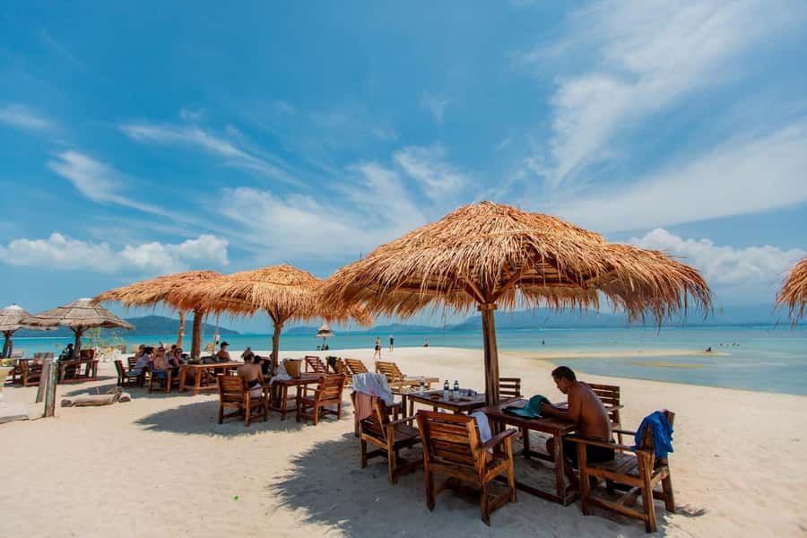 Koh Samui: Pig Island & Koh Tan Speedboat Tour with Lunch - Lunch, with an important location detail
