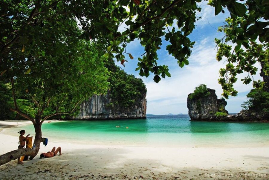 Krabi: Hong Islands Day Trip by Speedboat with Lunch - Hong Lagoon and its dramatic cliff entrance