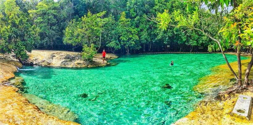 Krabi: Tiger Cave Temple, Emerald Pool and Hot Springs Tour - Lunch in a local restaurant