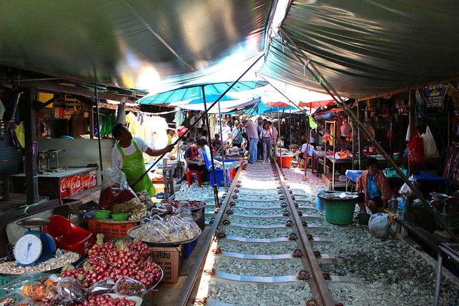Maeklong & Damnoen Saduak Markets: Railway & Floating Market Tour - The boat ride at Damnoen Saduak