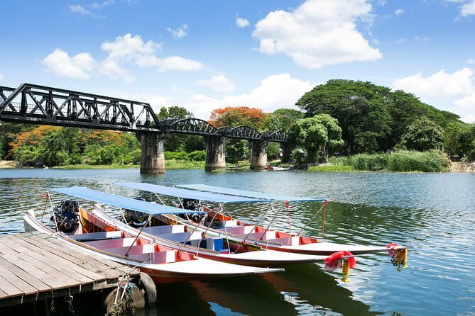 Maeklong Railway and Damnoen Saduak Floating Market Tour - A meal stop at Devaree Boutique