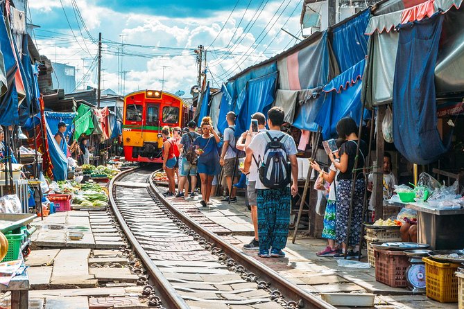 Maeklong Railway & Floating Market Tour (Private & All-Inclusive) - Wat Samphran and the giant dragon tower