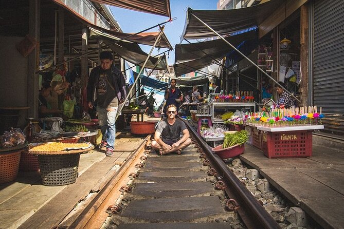 Maeklong Railway Market and Damnoen Saduak Floating Market Tour From Bangkok - Cruising the canals at Damnoen Saduak
