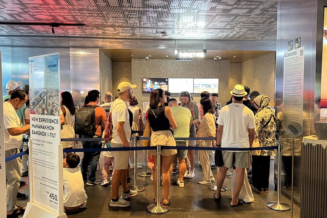 Mahanakhon Sky Walk Tour in Bangkok - Is there a tour guide?