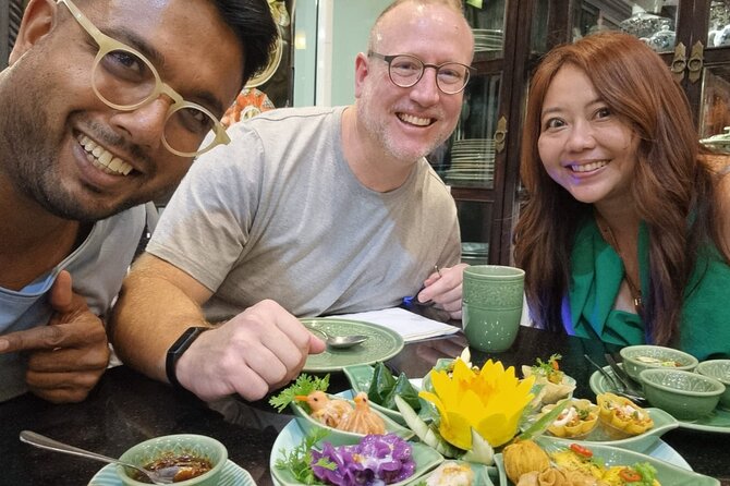 Michelin Guided Street Food Tour in Chiangmai: Thai Food Tour - The opening bites: Pad Thai and curry noodles