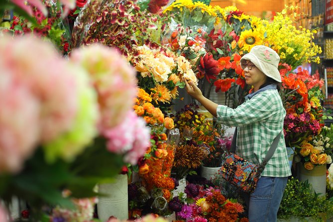 Morning Buddhist Almsgiving, Grand Palace and Flower Market Tour in Bangkok - Guide quality and the small-group format