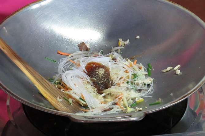 Morning Thai cooking class - Cooking the stir-fried dish first