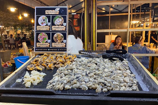 Night life in Bangkok - Jodd Fairs Train Night Market(Joint) - What the group format adds