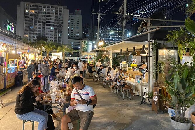 Night life in Bangkok - Jodd Fairs Train Night Market(Joint) - A one-hour route through the food stalls