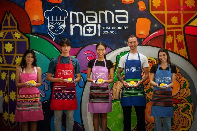 Old Town Chiang Mai Food Tour with 10+ Local Dishes Tastings - Ending at Wat Lok Moli