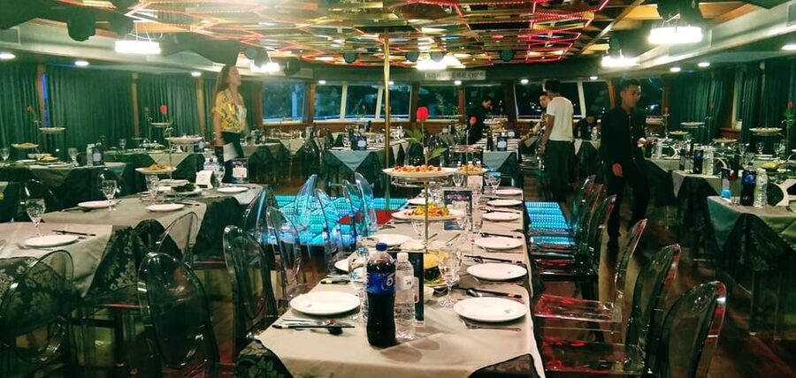 Pattaya: All Star Dinner Cruise, Cabaret Show & Beer Buffet - What the seafood and international buffet is really like