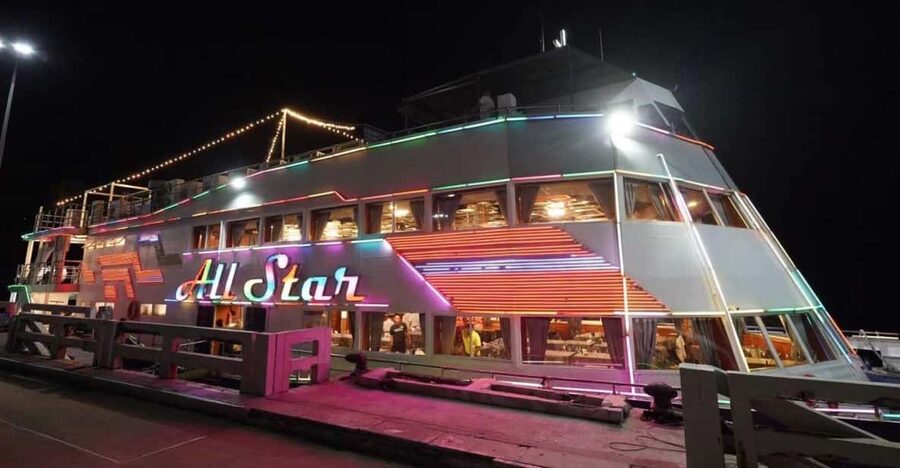 Pattaya: All Star Dinner Cruise, Cabaret Show & Beer Buffet - How the crowd affects the experience