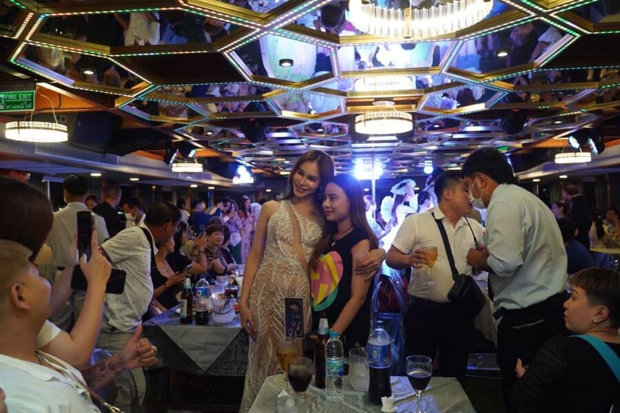 Pattaya: All Star Dinner Cruise, Cabaret Show & Beer Buffet - The welcome dance and first look at Pattaya Bay