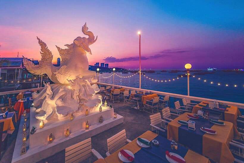 Pattaya: King Seafood Buffet Package - Arriving at King Seafood on Walking Street