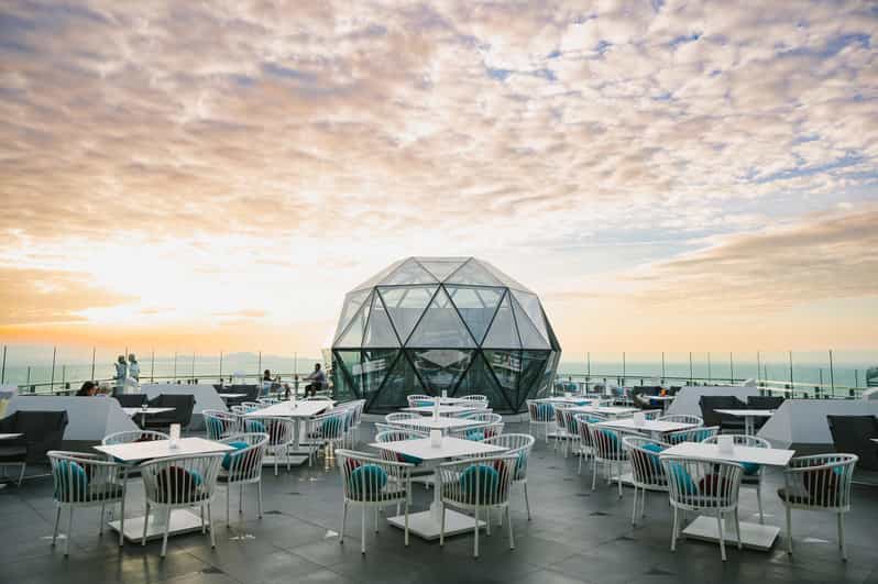 Pattaya: The Sky 32 at Grande CentrePoint Hotel - The first impression: city lights and Gulf views
