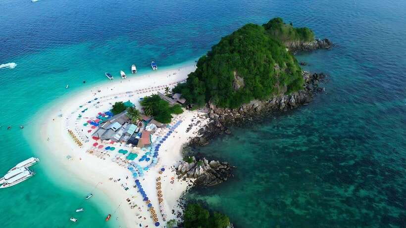 Phuket: Khai Nok, Khai Nai, and Khai Nui Island Day Trip - Khai Nai: cats, sand, and a commercial beach