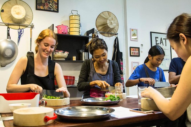 Pink Chili - Thai Cooking Class and Market Tour in Bangkok - What the small-group format changes