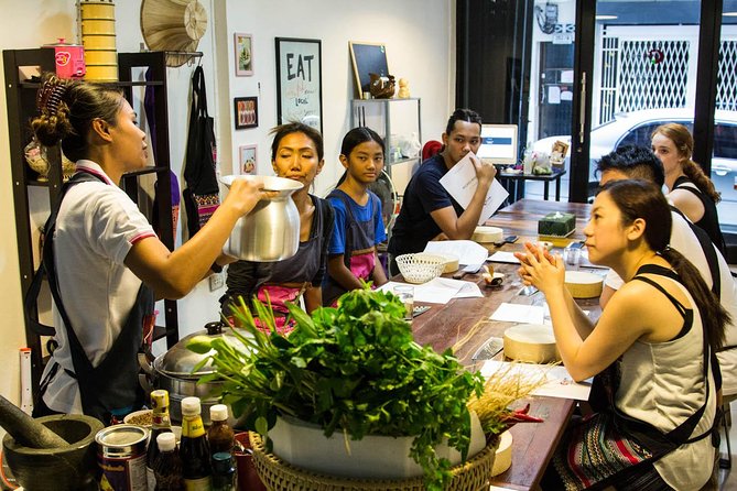 Pink Chili - Thai Cooking Class and Market Tour in Bangkok - Communication and teaching style