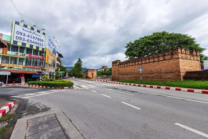 Private Chiang Mai Old City Half Day Tuk Tuk Tour - Muang Mai Market and Warorot Market