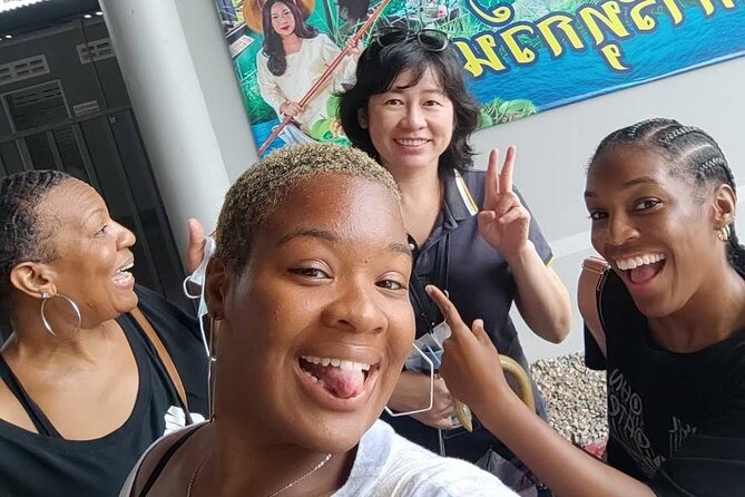 Private Custom Tour with a Local Guide - Chinatown and Pak Khlong Flower Market