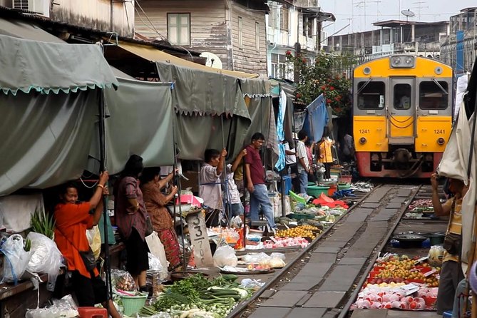 Private Damnoen Saduak Floating Market and Train Market Tour - The extra paddle boat decision