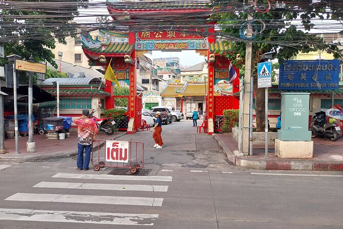 Private German-speaking tour: Bangkok's main attractions - Crossing to Wat Arun, Bangkok’s riverside landmark