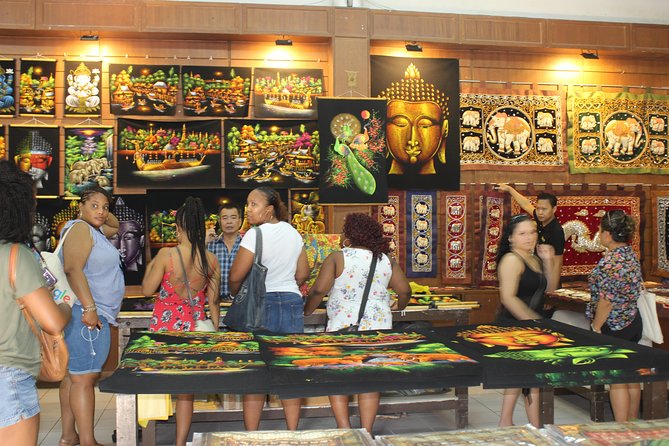 Private Guided Tour to Train Market and Damnoensaduak Floating Market - How the private guide changes the day