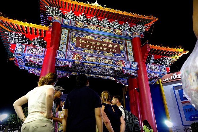 PRIVATE - STEET FOOD TOUR CHINA TOWN incl. food and drinks - Starting at Wat Traimit and the Golden Buddha