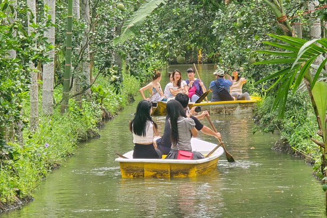 Railway Market, Floating Market and After the Rain Cafe - Maeklong Railway Market: when the train takes over