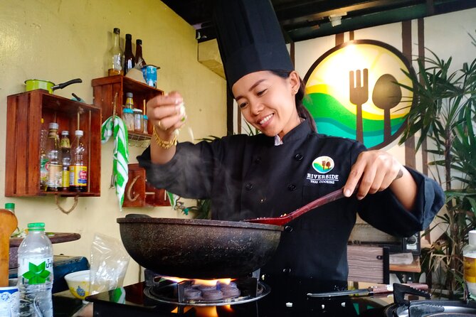 Riverside Thai Cooking Half Day Class - Meeting Chef Apple and her cooking team