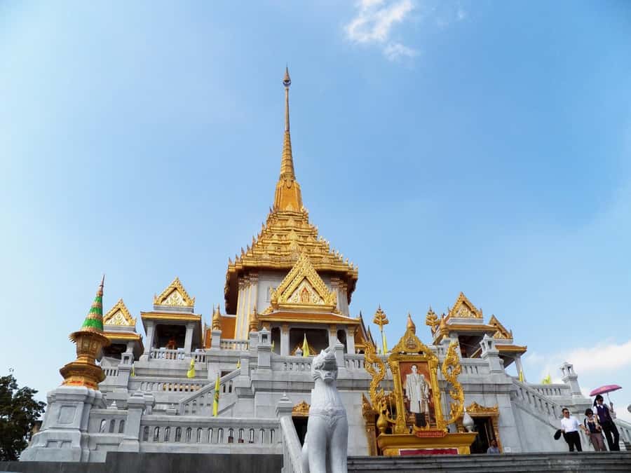 Shared Tour: Wat Pho, Wat Traimit and Wat Benchamabophit - Pak Khlong Talat, a 15-minute stop among flowers
